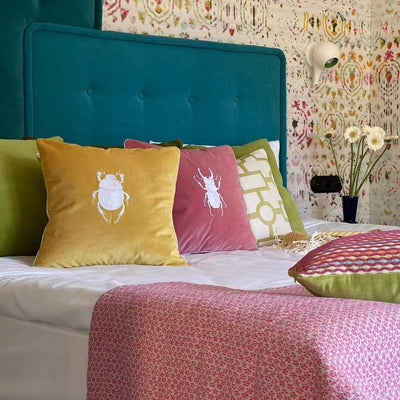 Design KNB Luxury Velvet Cushion Insectarium N ° 5 in Pink